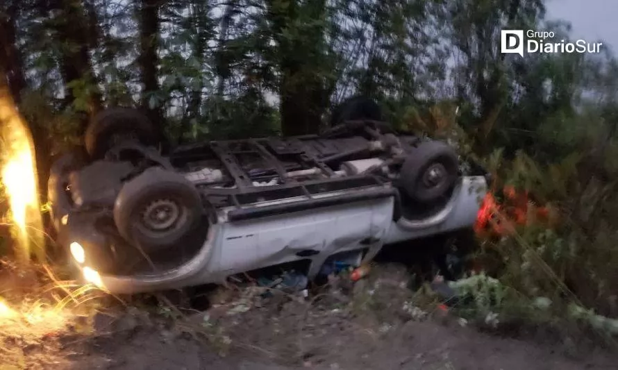 Dos lesionados fue el saldo tras volcamiento de camioneta en Panguipulli 