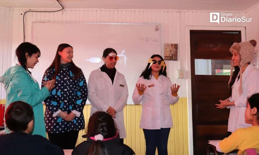 Valdivia: futuros docentes valoran la formación profesional en el Día del Profesor