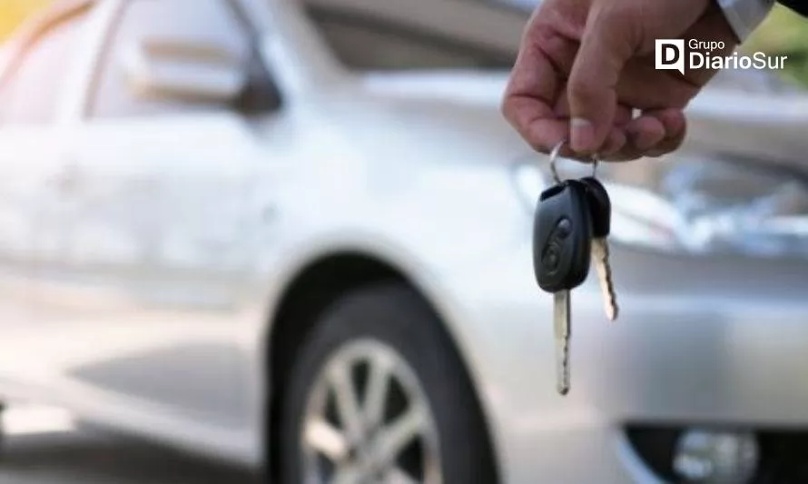Proyecto de ley busca que concesionarias entreguen vehículos con patentes instaladas