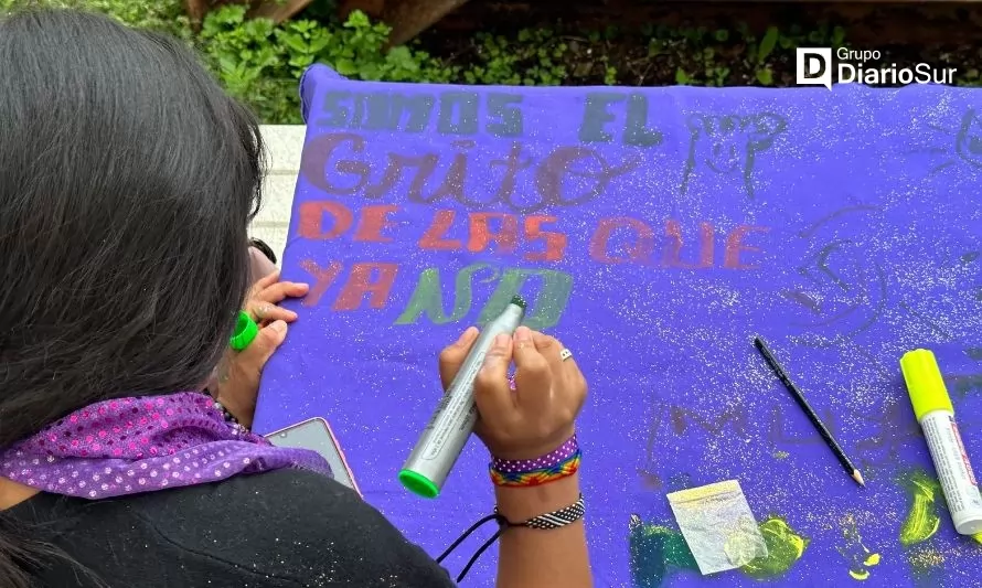 Valdivia: Niños, niñas y adolescentes de residencia crearon lienzos en el Mes de la Mujer