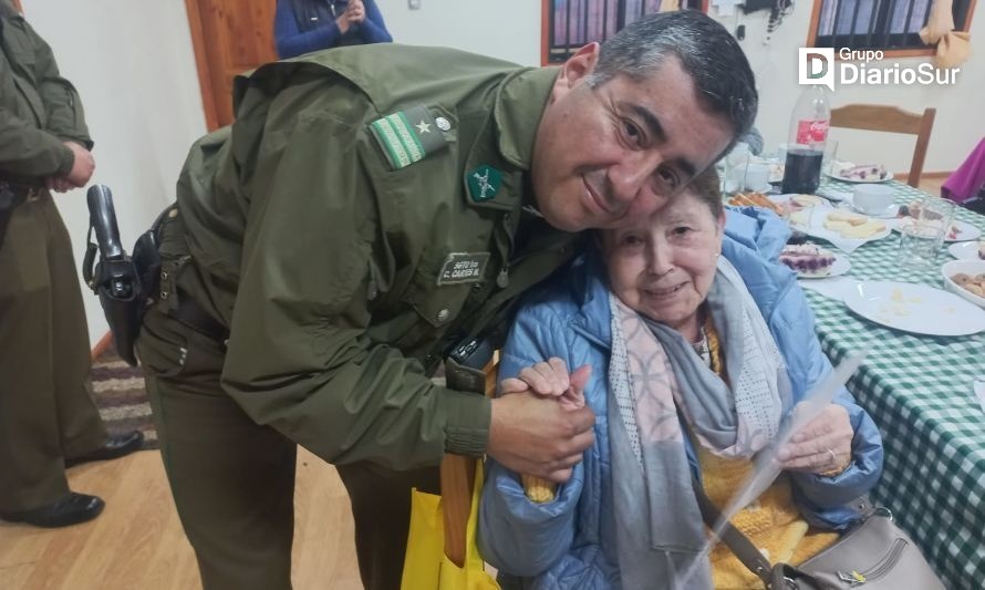 Carabineros festejaron Día de la Madre junto a adultas mayores