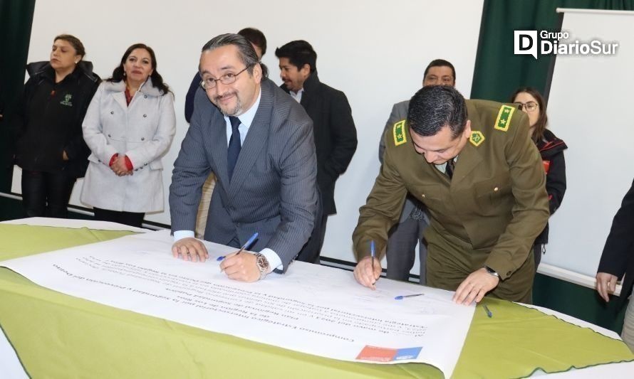 Firma del “Compromiso Estratégico Intersectorial por la Seguridad y Prevención del Delito de la Región de Los Ríos". Créditos: Delegación Presidencial Los Ríos.
