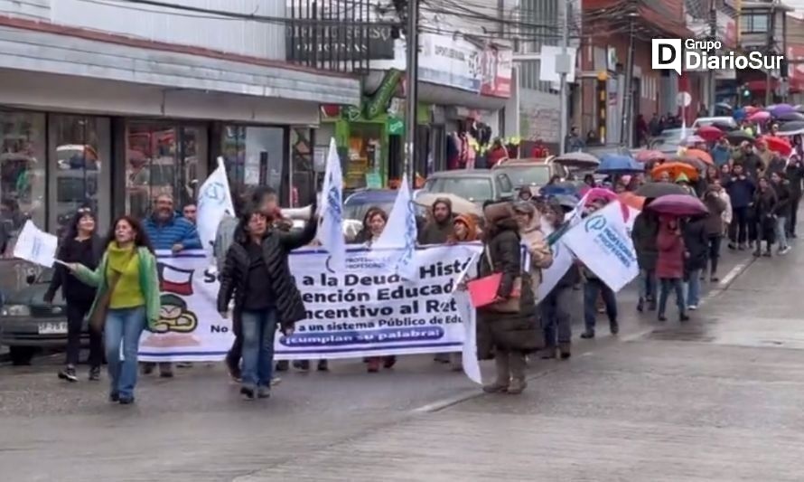 Profesores y ciclistas se movilizan en el centro de Valdivia