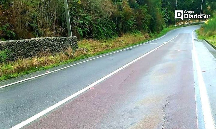 Bomberos de Los Lagos acude a llamado por derrame de combustible en carretera