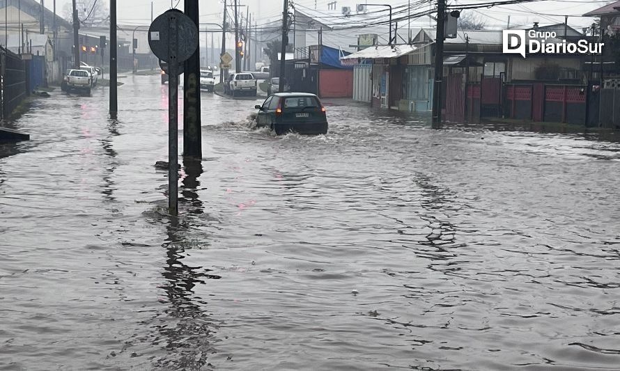 Fuertes lluvias mantienen anegadas distintas calles de Valdivia