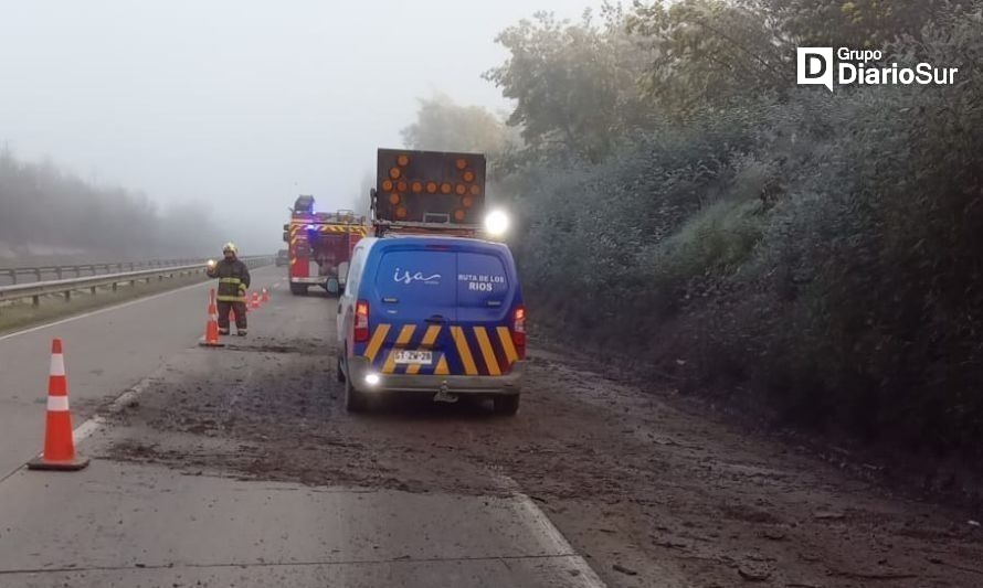 A la altura de Máfil: camioneta volcó en Ruta 5 Sur