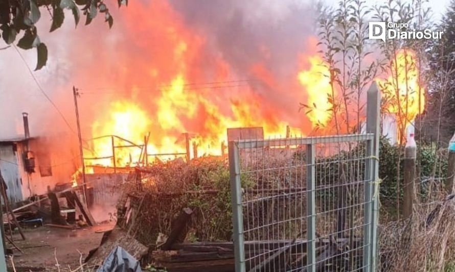 Incendio consumió vivienda en sector Vivanco de Río Bueno