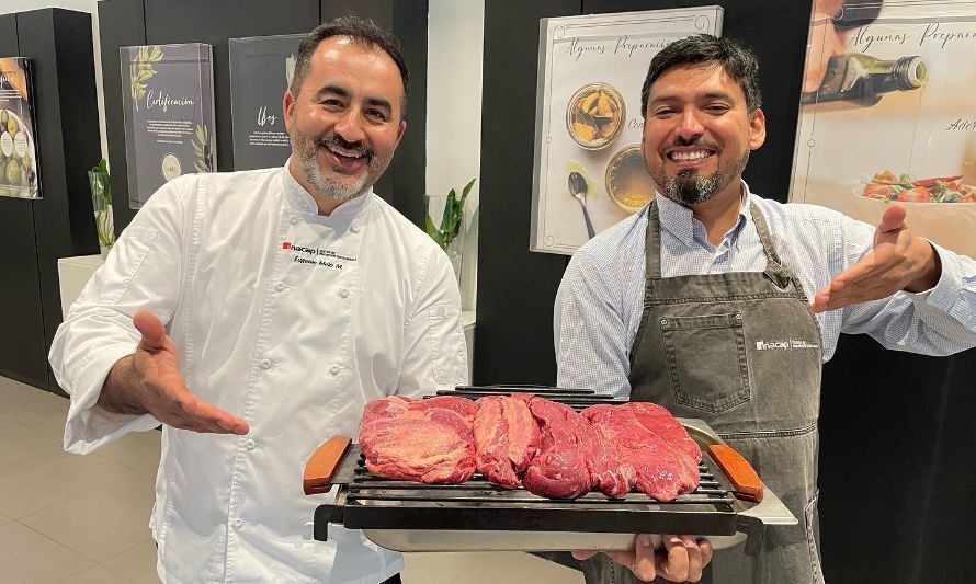 En la foto el chef de Inacap Eugenio Melo y el investigador de INIA, Rodrigo Morales. Créditos: Luis Opazo, INIA:
