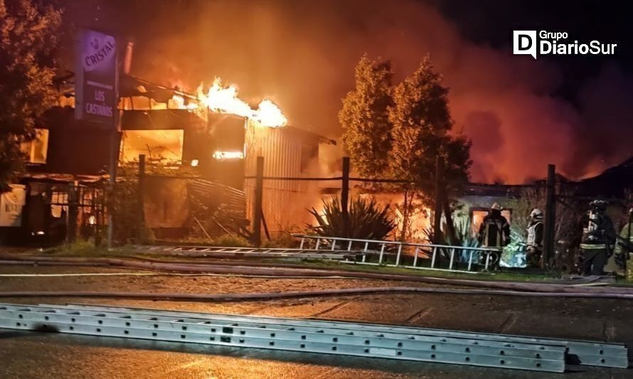 Incendio consumió conocido supermercado de Valdivia 