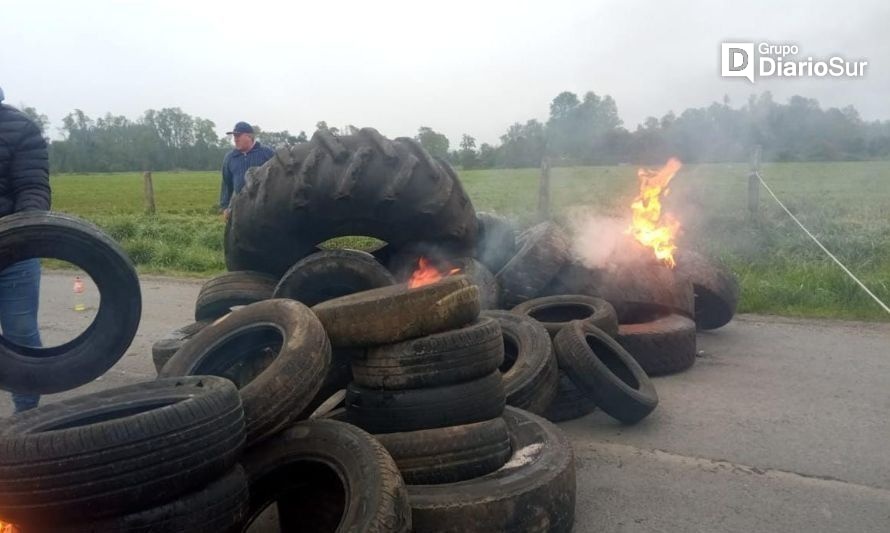 Los Lagos: vecinos realizan barricadas en ruta Las Huellas-Folilco