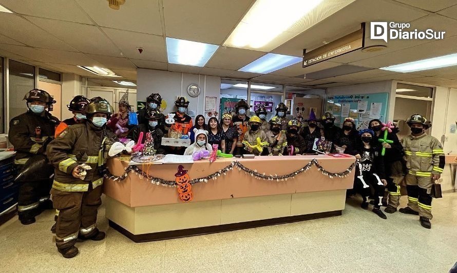 Halloween: bomberos realizó visita sorpresa a Hospital Base de Valdivia 