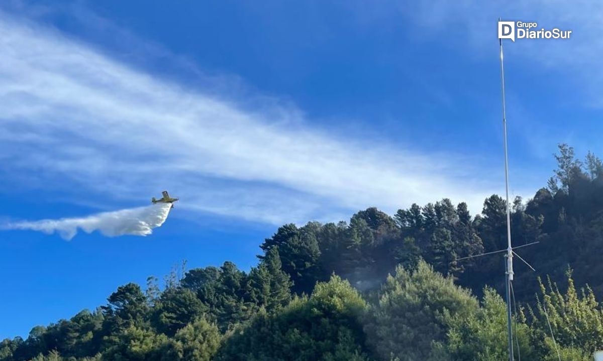 Llegan aviones al combate del incendio de Cerro La Cantera en Niebla