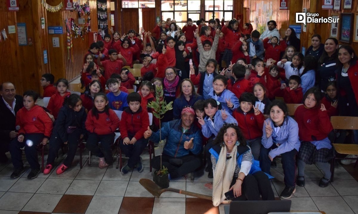"Necesitamos más árboles": inspirador mensaje de famoso ciclista iraní que visitó escuela de Nontuelá en Futrono 