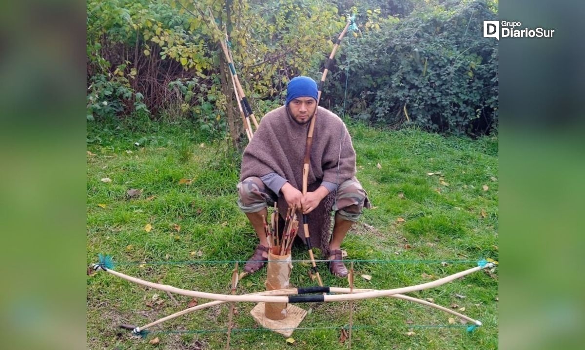 Arco y flecha de un artesano mapuche: patrimonio resguardado en la precordillera de Futrono 