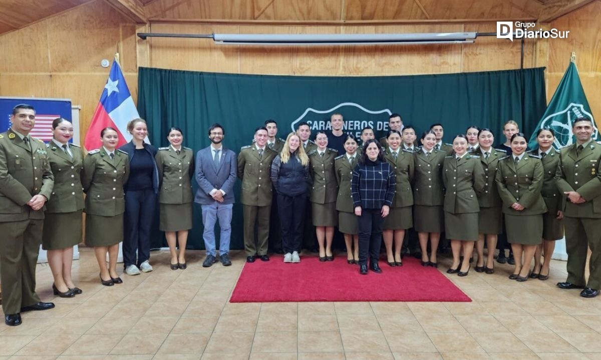 Culmina con éxito taller de inglés que reunió a carabineros alumnos y estudiantes de intercambio de la UACh