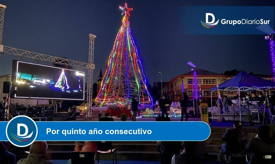 Municipio de Panguipulli realiza encendido del árbol navideño en la plaza Arturo Prat 
