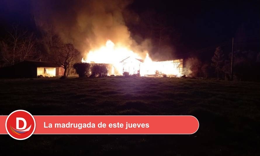 4 adultos y un menor resultaron damnificados tras incendio en Los Lagos